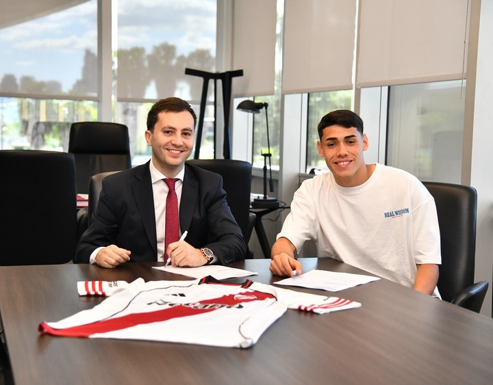El chaqueño Santiago Lencina junto al presidente de River, Stefano Di Carlo.