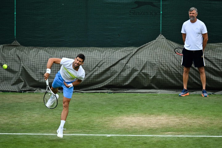 Goran Ivanisevic, al fondo de la cancha, en su época de entrenador de Nole, en 2023 (AFP / archivo).