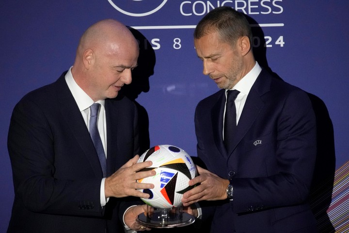 Aleksander Ceferin y Gianni Infantino. (AP)