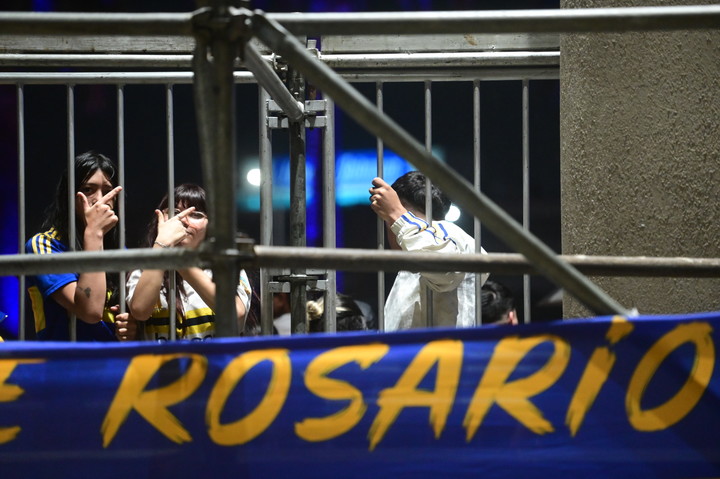 La odisea de Boca para llegar de Chile a Rosario, con una larga espera dentro del avión. foto sebastian granata