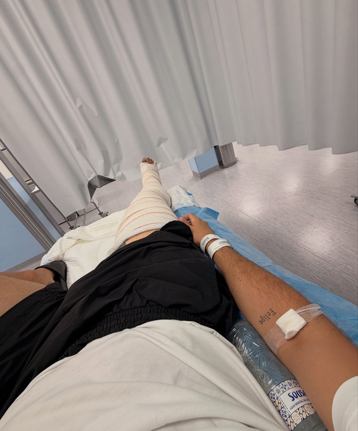 La pierna derecha fracturada de Augusto Batalla.