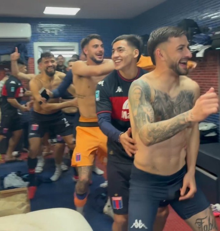 Subiabre festejó junto a sus nuevos compañeros (Foto: Prensa Tigre).