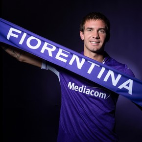 Mastantuono fue presentado en la Fiorentina y recibió las felicitaciones de dos jugadores de River