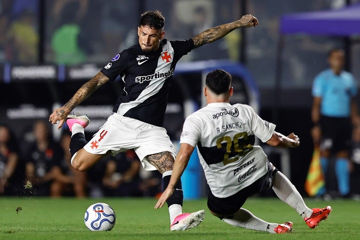 Alan Saldivia, de Vasco Da Gama, contra Richard Sánchez, de Olimpia (EFE).