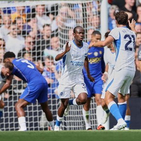 Polémica en redes por la edad del verdugo que le convirtió el primer gol al Dibu en Chelsea y dijo "sufro de alopecia crónica"