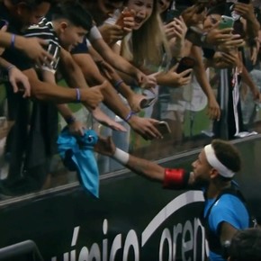 Momento tenso en Cortinthians vs Santos, tras el regalo de Neymar a un niño
