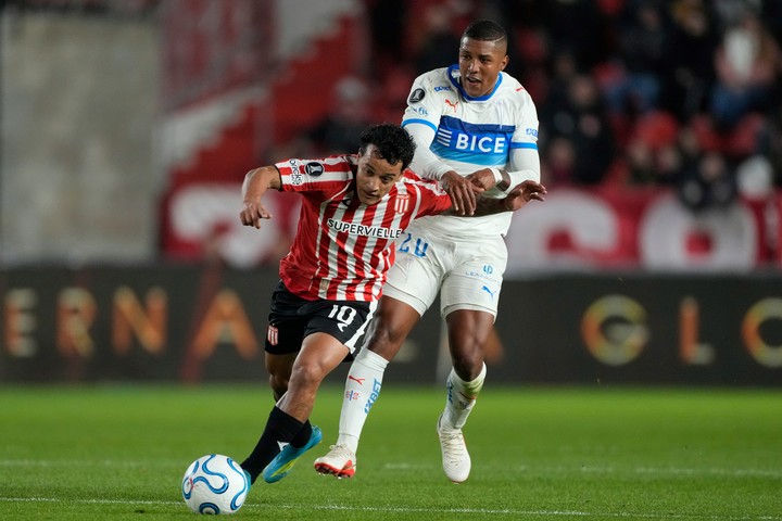 Tiago Palacios frente a Universidad Católica (AP Photo).