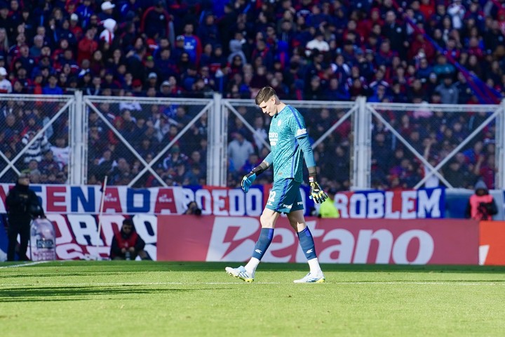Orlando Gill expulsado. FOTO: Maxi Failla