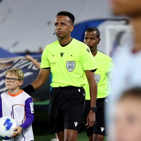 Hizo historia: Omar Artan, el árbitro africano deportado en el Mundial, dirigió la final de la Supercopa de Europa
