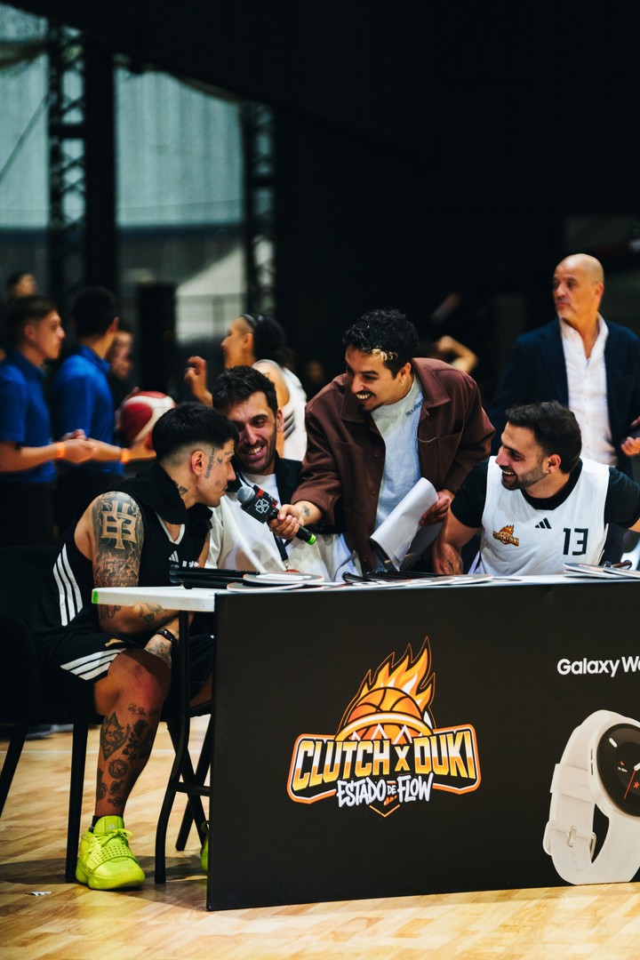 Duki, Campazzo y Grego Rossello, diviertiéndose.