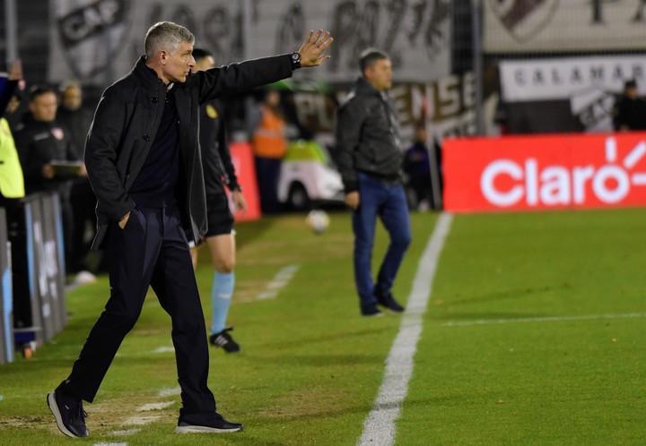 Martín Palermo, técnico de Platense, ante Instituto (Fotobaires).