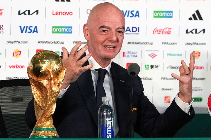 Infantino con la Copa del Mundo. 
