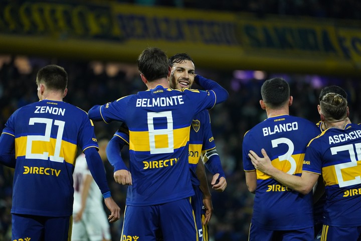 Paredes abraza a Belmonte, autor del 1-0 agónico. (Foto: Juano Tesone)