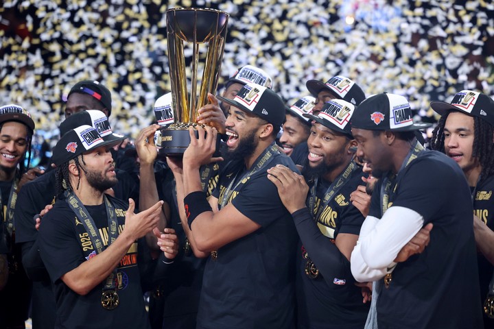 Los Knicks levantando el trofeo de la NBA Cup. (AP)
