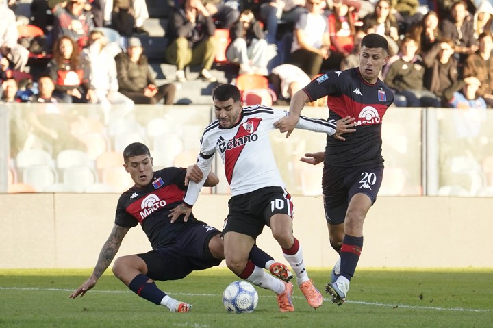 La jugada de la discordia: River pidió, con justicia, que se cobrara penal (Fernando de la Orden).