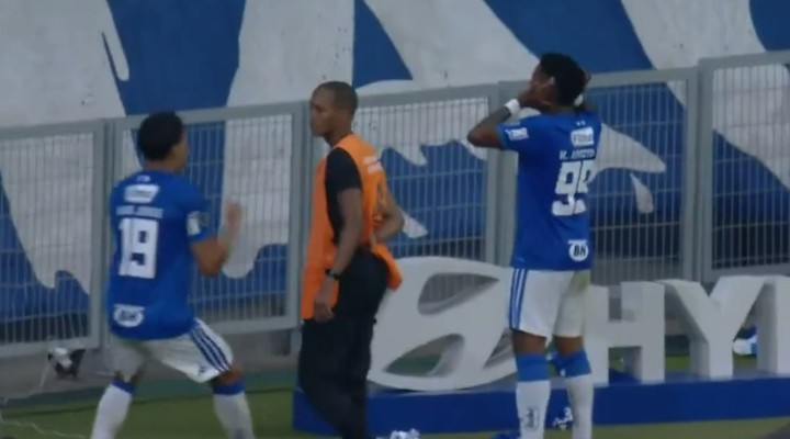 Golazo de Keny Arroyo en la Libertadores.