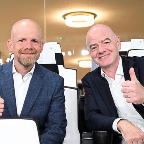 Una foto simbólica con el apoyo clave del secretario general de la FIFA a Infantino