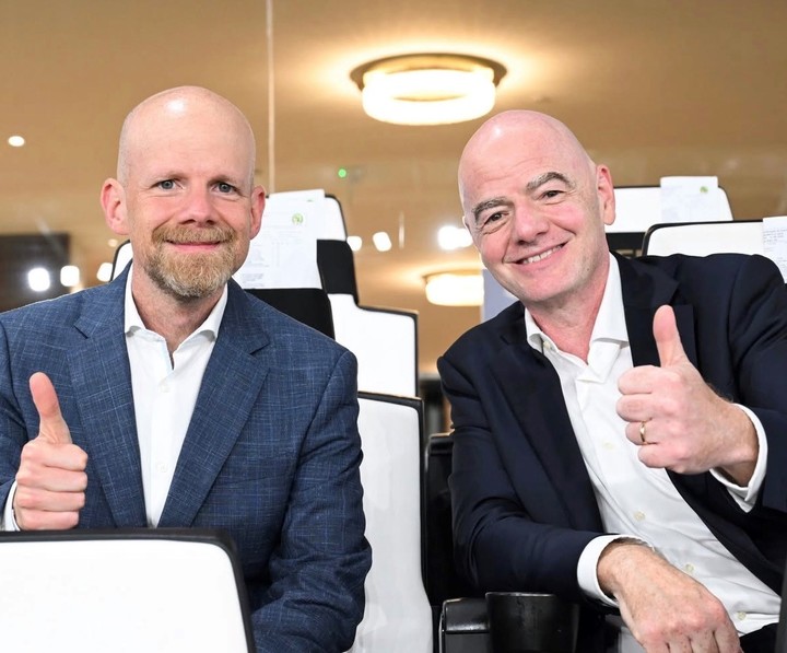 Mattias Grafstrom, secretario general de la FIFA, junto a Infantino tras la reunión en Rabat.