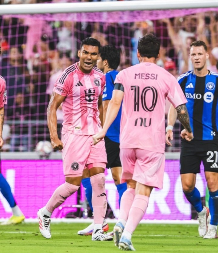 Leo festejando junto a Casemiro (Foto: Prensa Inter Miami).