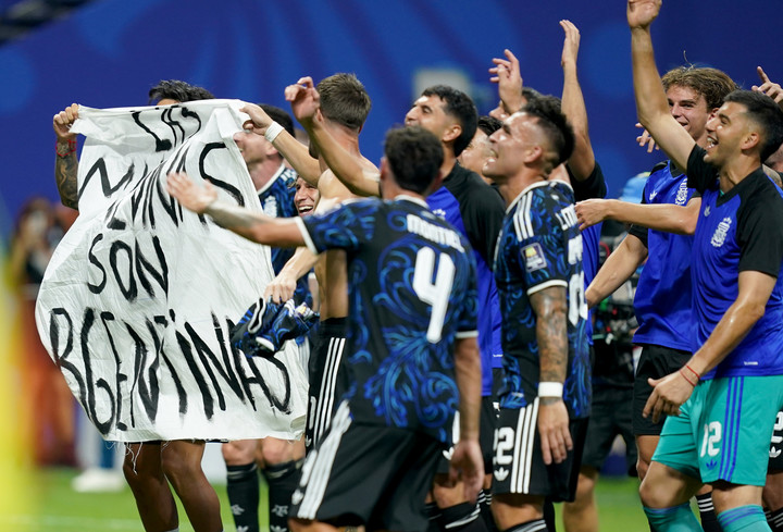 Los jugadores con la bandera de "Las Malvinas son argentinas". (Foto: Juano Tesone)