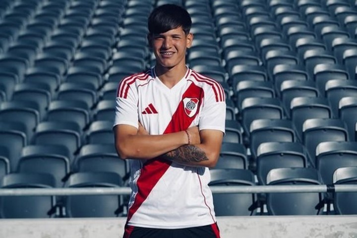 Yutiel Susano, el único lateral que le queda a Coudet si no llega Montiel (Prensa River).