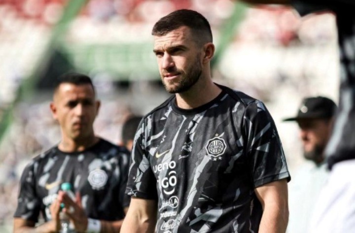 Tim Payne en Olimpia de Paraguay, en la entrada en calor previo al partido ante Rubio ñu.