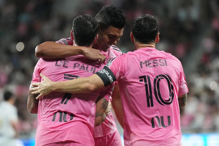 Lionel Messi junto a Casemiro y Rodrigo de Paul (REUTERS).