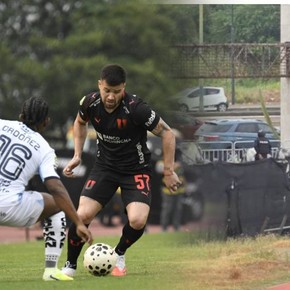 El accidentado debut de un ex Boca en Ecuador:   a los hinchas ¡les tiraron bengalas desde afuera del estadio!