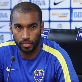 Jugó en Boca y Nacional, milita en el Ascenso de Uruguay y debutó como cantante