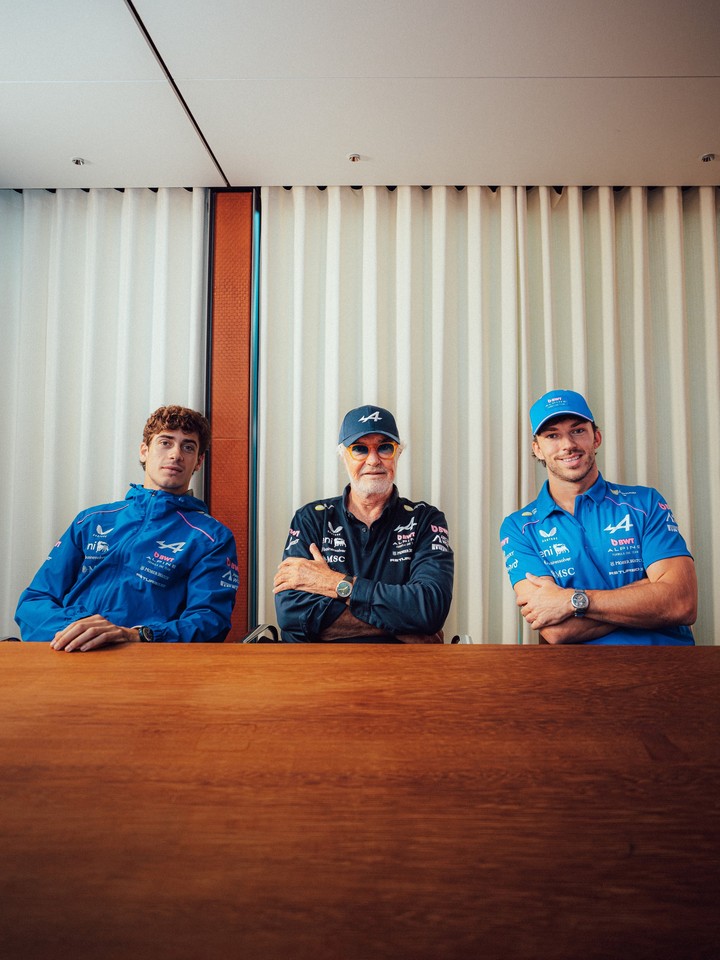 Franco Colapinto, Flavio Briatore y Pierre Gasly. (Foto: Alpine)