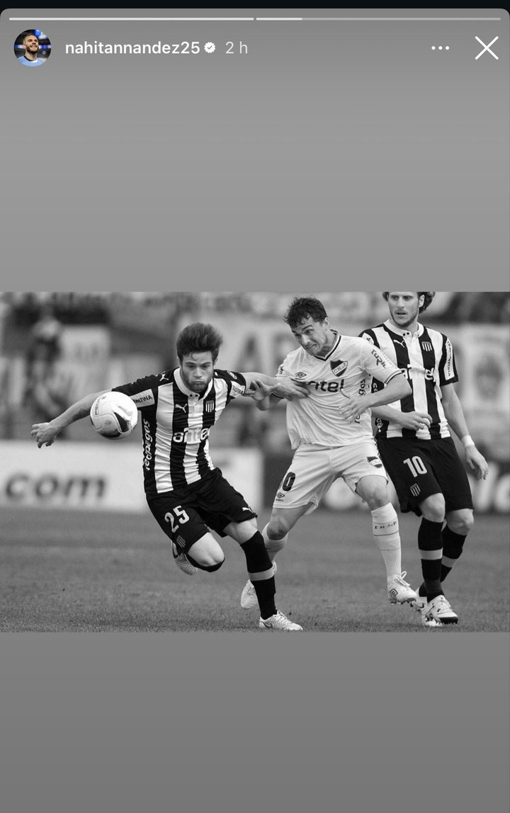 En medio de los rumores de su vuelta a Peñarol, Nahitan Nández subió una foto de cuando jugó un clásico ante Nacional.