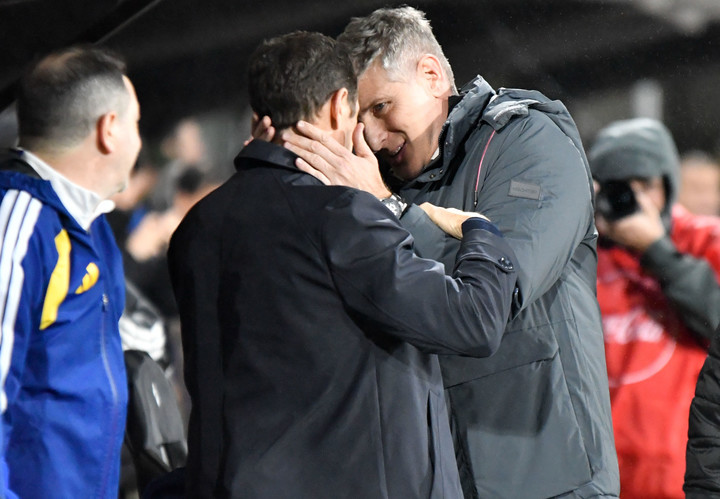 El abrazo entre el Vasco y Palermo en la previa (Fotobaires).