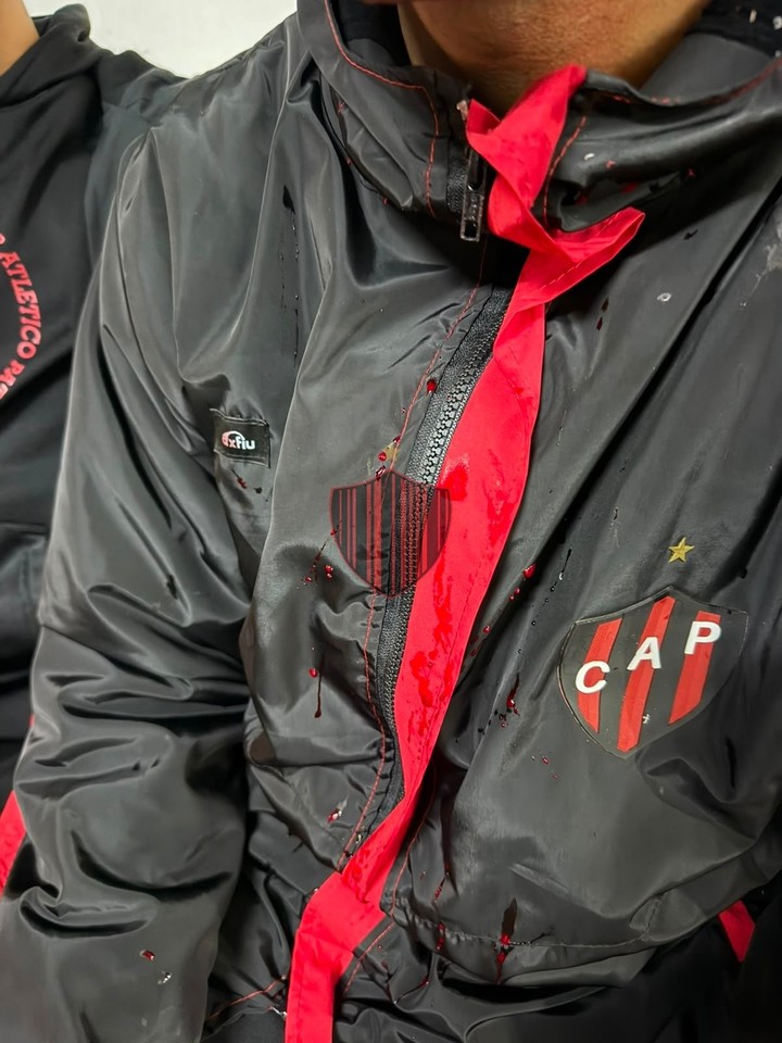 Los jugadores de Patronato fueron agredidos por los barras.