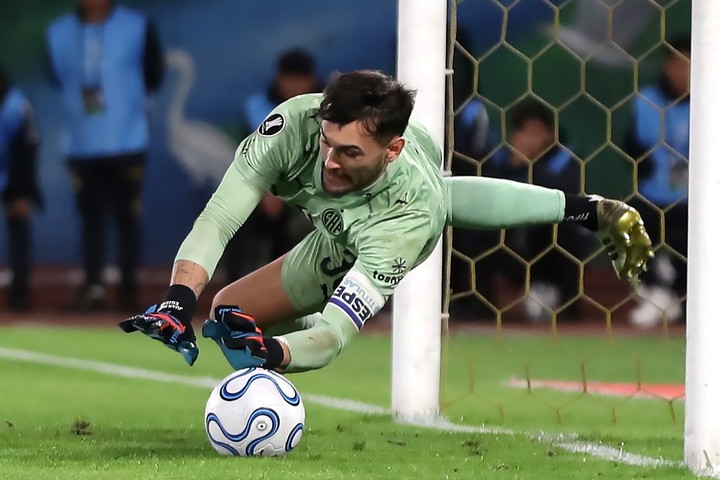Cozzani, el héroe en los penales para Platense. EFE/ Hernán Contreras