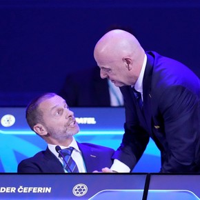 Infantino nada entre tiburones