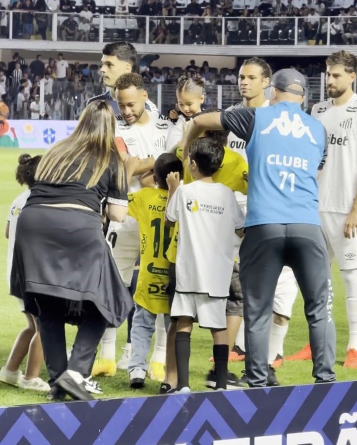 Neymar abrazando a todos los niños (Foto: Prensa Santos).