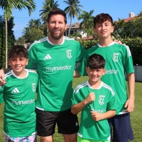 ¿De qué equipo es la camiseta con la que Lionel Messi posó junto a sus hijos?