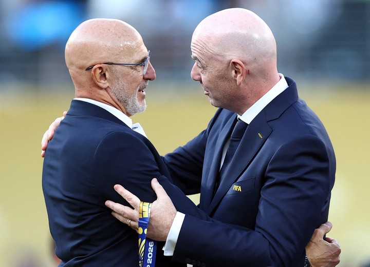 Gianni Infantino, en la premiación del Mundial, junto al DT de España, Luis de la Fuente (Reuters).