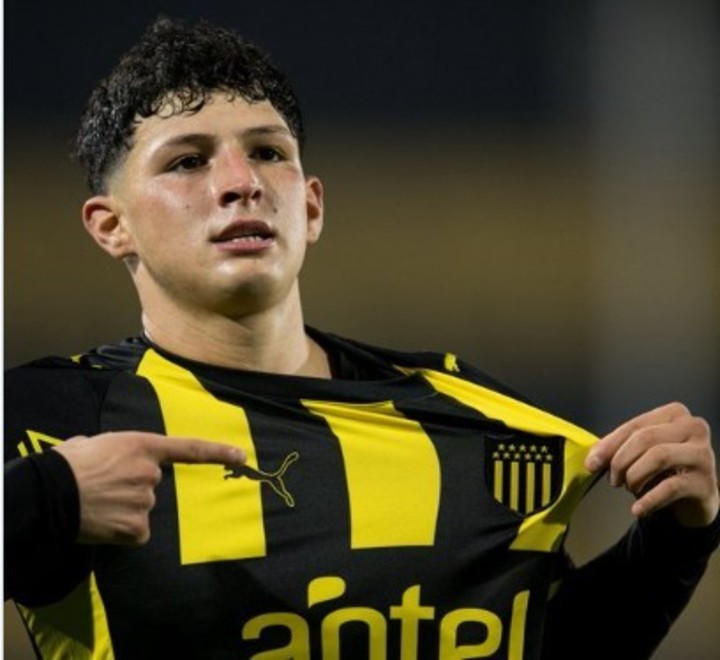 Leonel Jaime se señala es escudo de Peñarol.