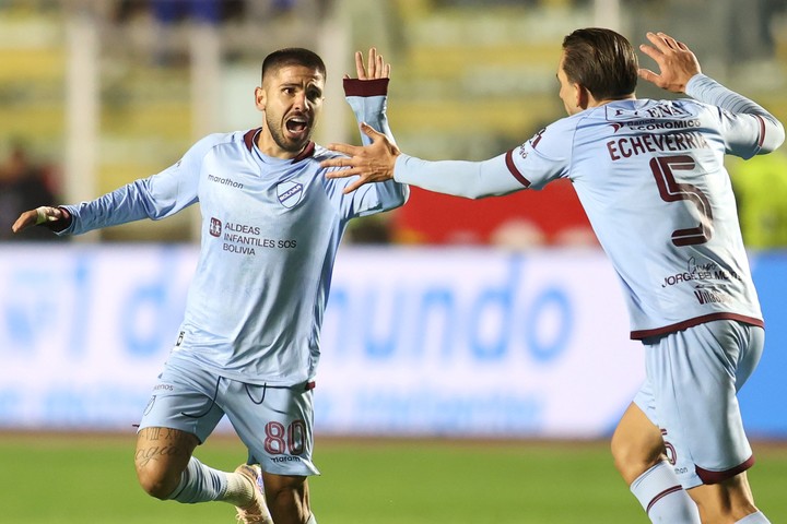  Carlos Melgar y Santiago Echeverría de Bolívar celebran el 1 a 1.