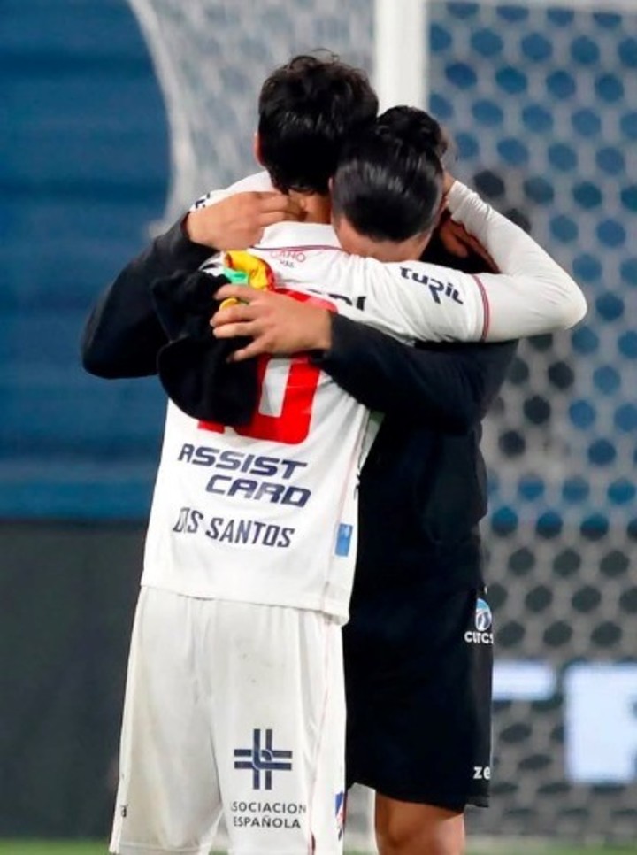 El abrazo de los Dos Santos. (foto: @dossantoss10_)