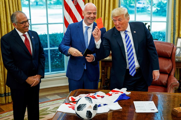 Gianni Infantino, Donald Trump y Carlos Cordeiro (a la izqueirda), en la Casa Blanca (AFP / archivo).
