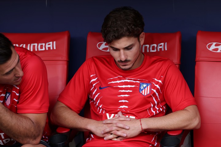 Julián Álvarez en el banco. (EFE)