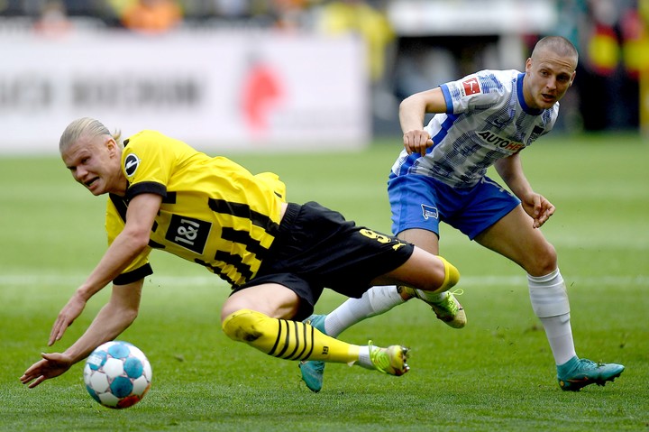 El Ruso y Haaland, en uno de los cruces por Bundesliga. (EFE/Christopher Neundorf)