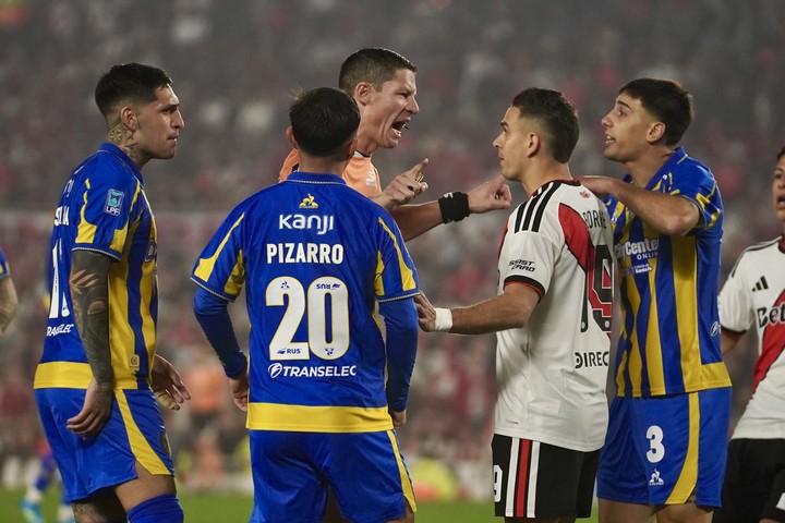Todo River protestó y terminó en roja para Coronel.