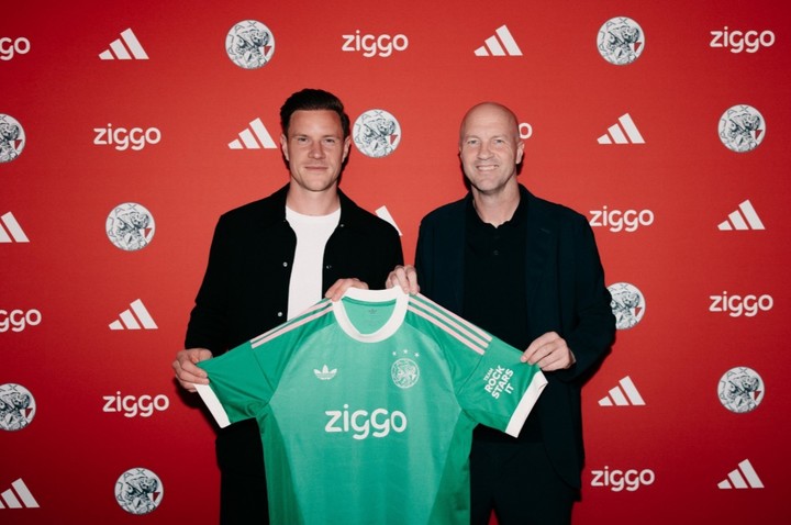 El experimentado arquero posó junto a Jordi Cruyff, director deportivo del club neerlandés. (@AFCAjax)