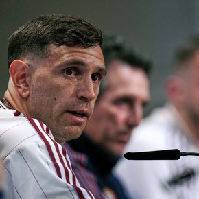 El DT de Aston Villa confirmó que el Dibu Martínez quiso cambiar de club: "Nos lo transmitió y decidimos..."