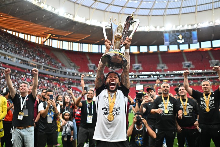 Memphis Depay y el festejo por la Supercopa de Brasil con el Timao, en febrero de este año (EFE / archivo).