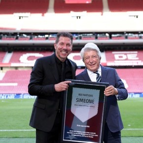 Simeone recibió un homenaje por los 800 partidos en el Atlético en medio de la tensión con Julián