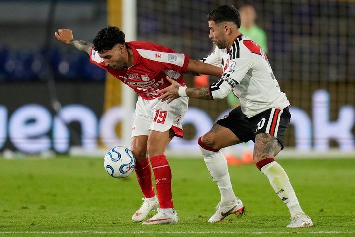 Otamendi marca a Bustos, uno de los jugadores más peligrosos de Santa Fe (AP Photo/Fernando Vergara).